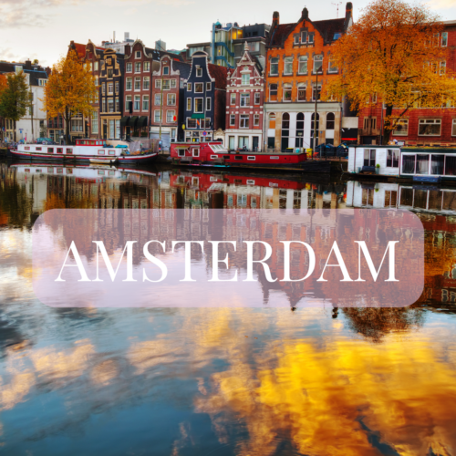 Kanal i Amsterdam med husbåter og historiske bygninger langs vannet