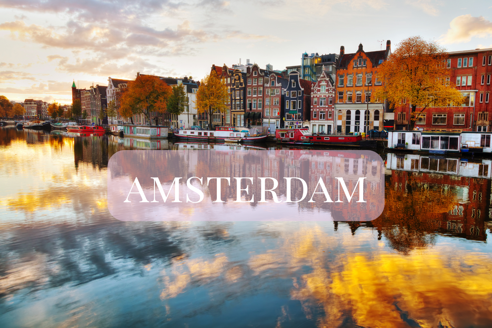 Kanal i Amsterdam med husbåter og historiske bygninger langs vannet