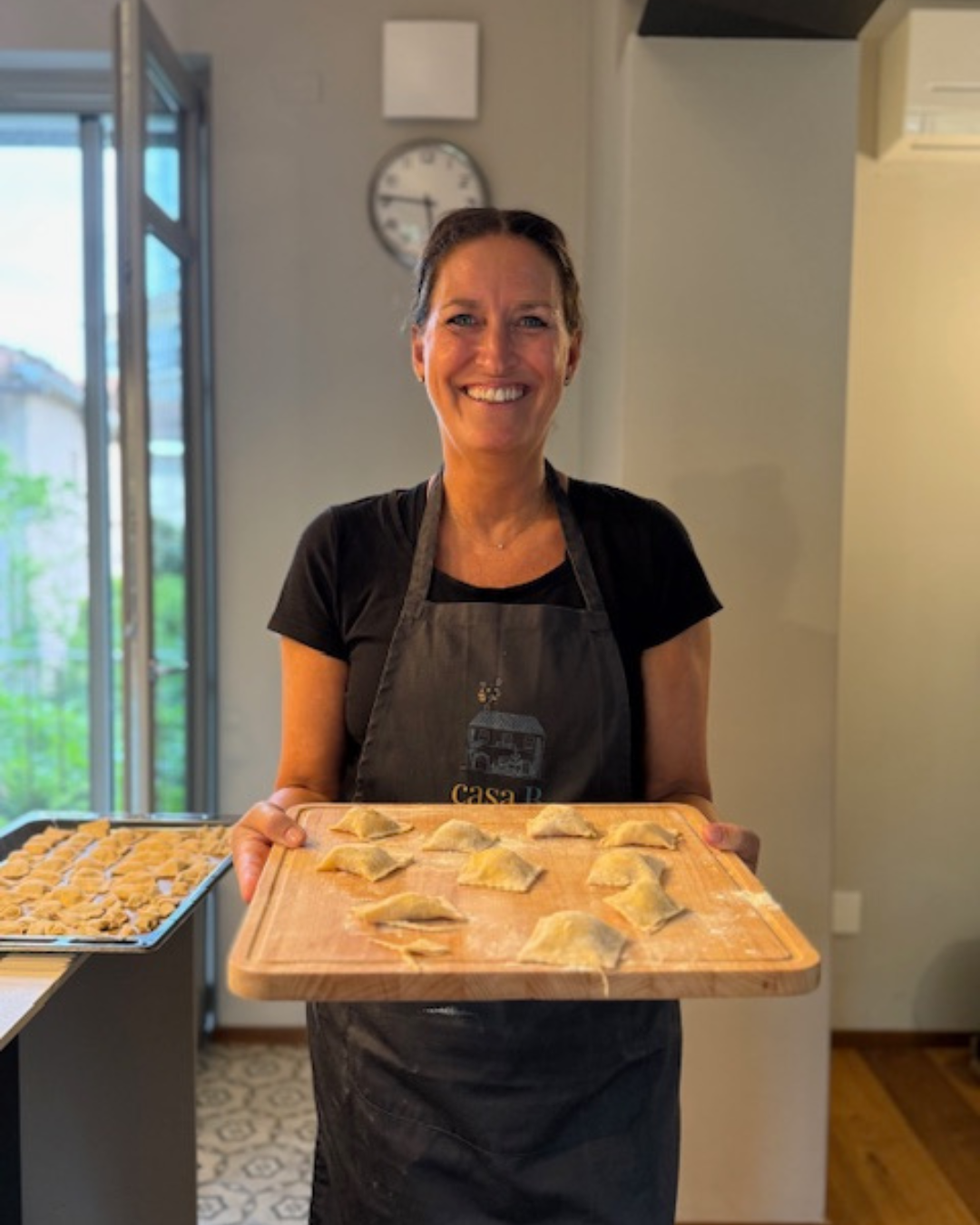 Kvinne lager fersk ravioli på pastakurs under firmatur til Piemonte i Italia