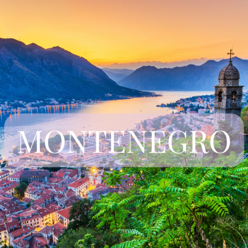 Kotorbukten i Montenegro med gamlebyen, fjellandskap og kirketårn i solnedgang