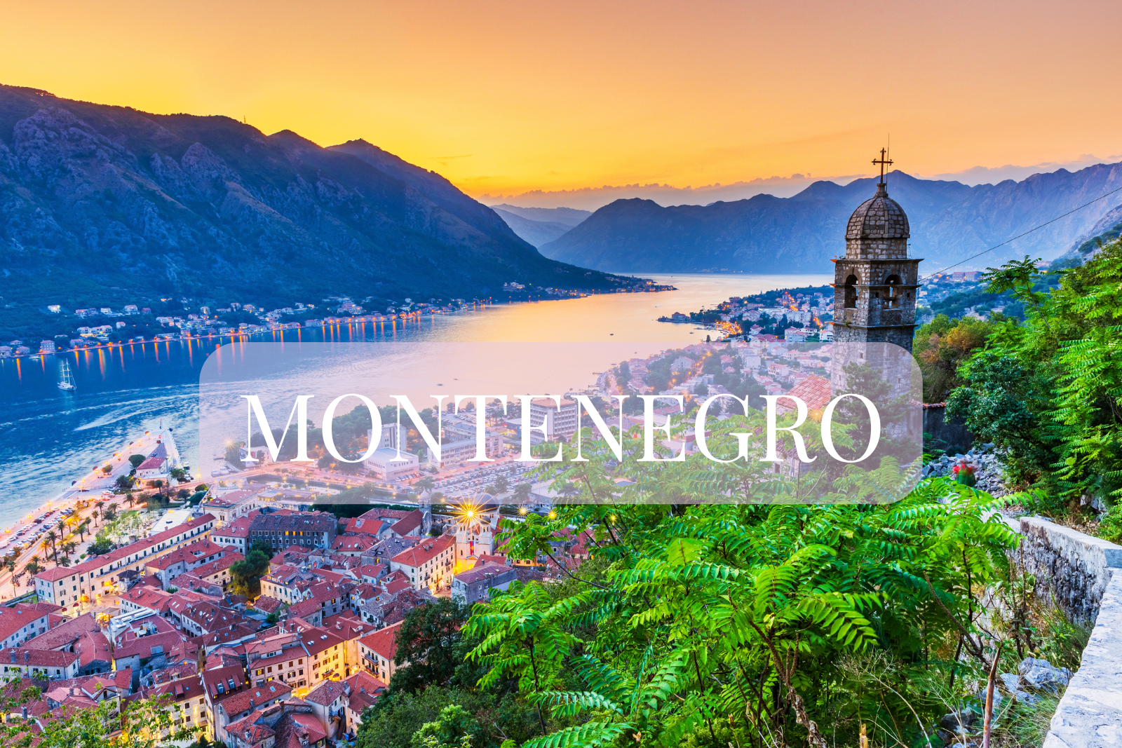 Kotorbukten i Montenegro med gamlebyen, fjellandskap og kirketårn i solnedgang