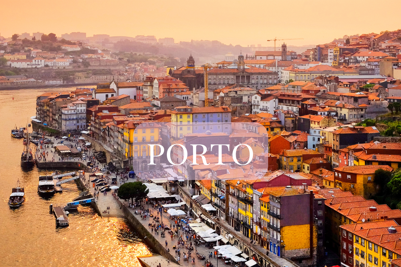 Porto med fargerike hus, elvepromenade og båter på Douro