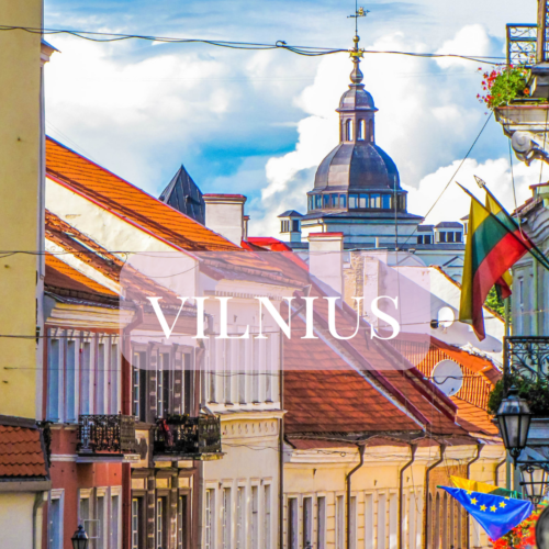 Gamlebyen i Vilnius med fargerike bygninger og kirketårn