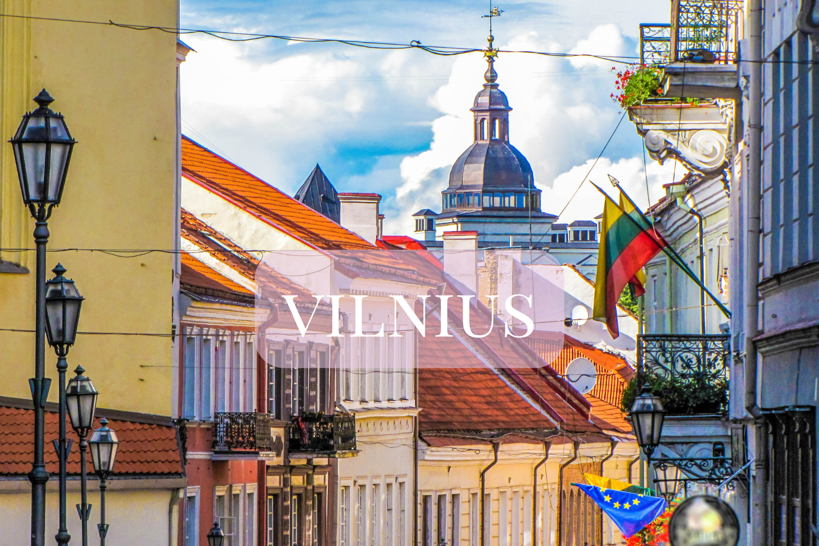 Gamlebyen i Vilnius med fargerike bygninger og kirketårn