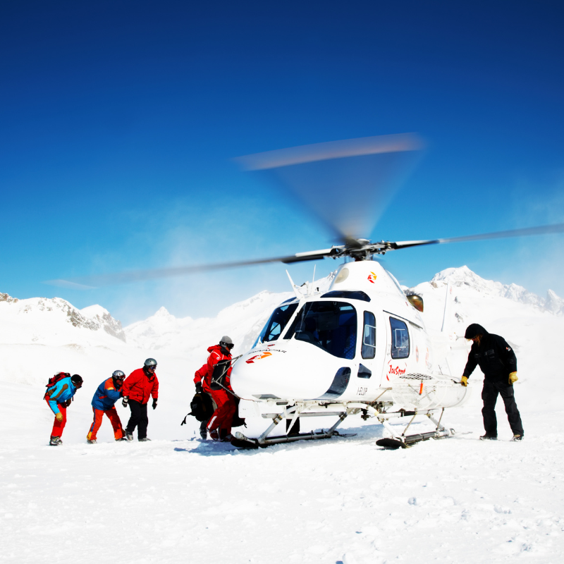 Firmatur med helikoptertransport og teamaktivitet i snødekte fjell