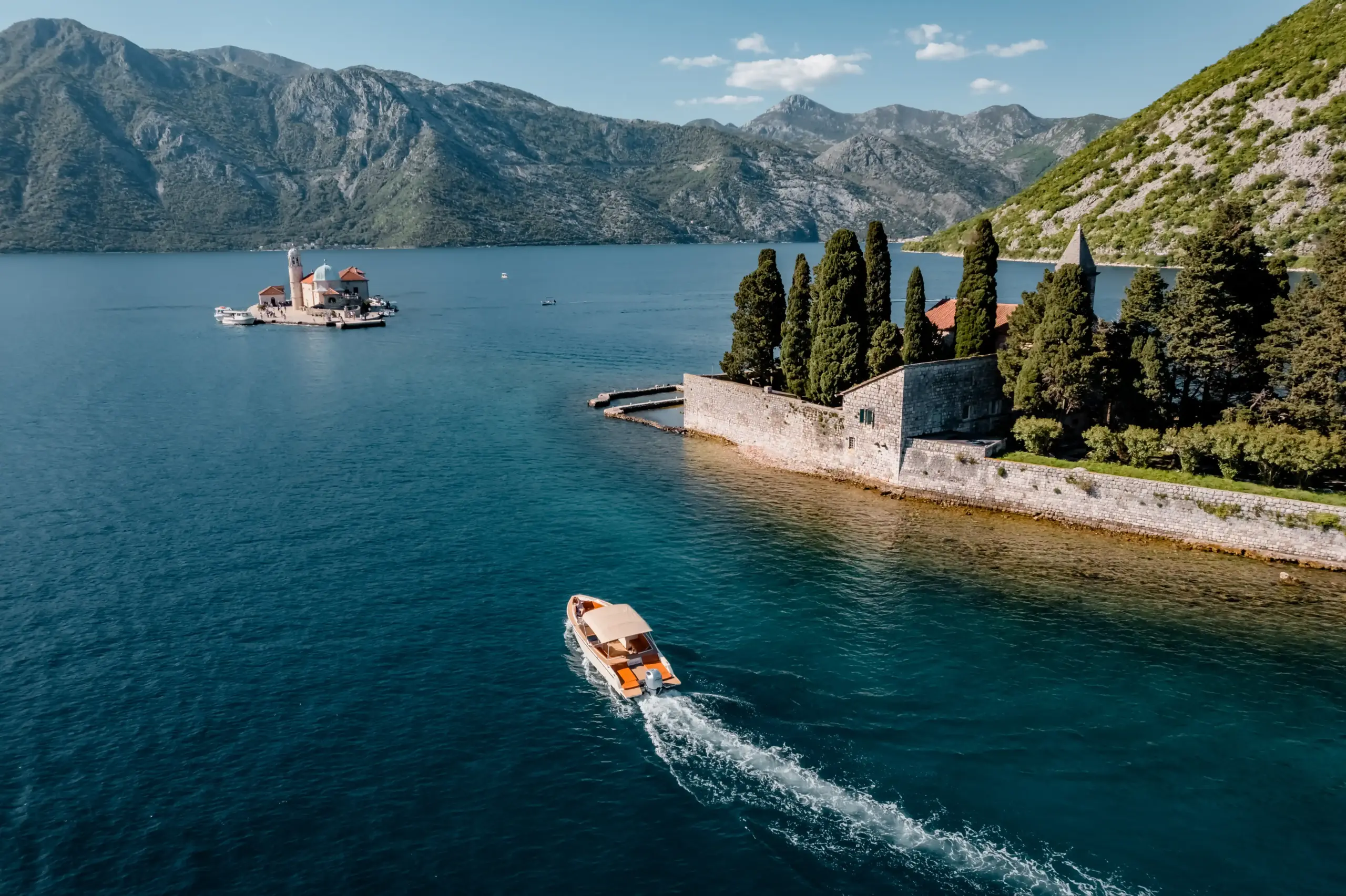 Firmatur til Montenegro ved Boka Bay med båtopplevelse historiske omgivelser og sjøutsikt anbefalt av Envy Travel