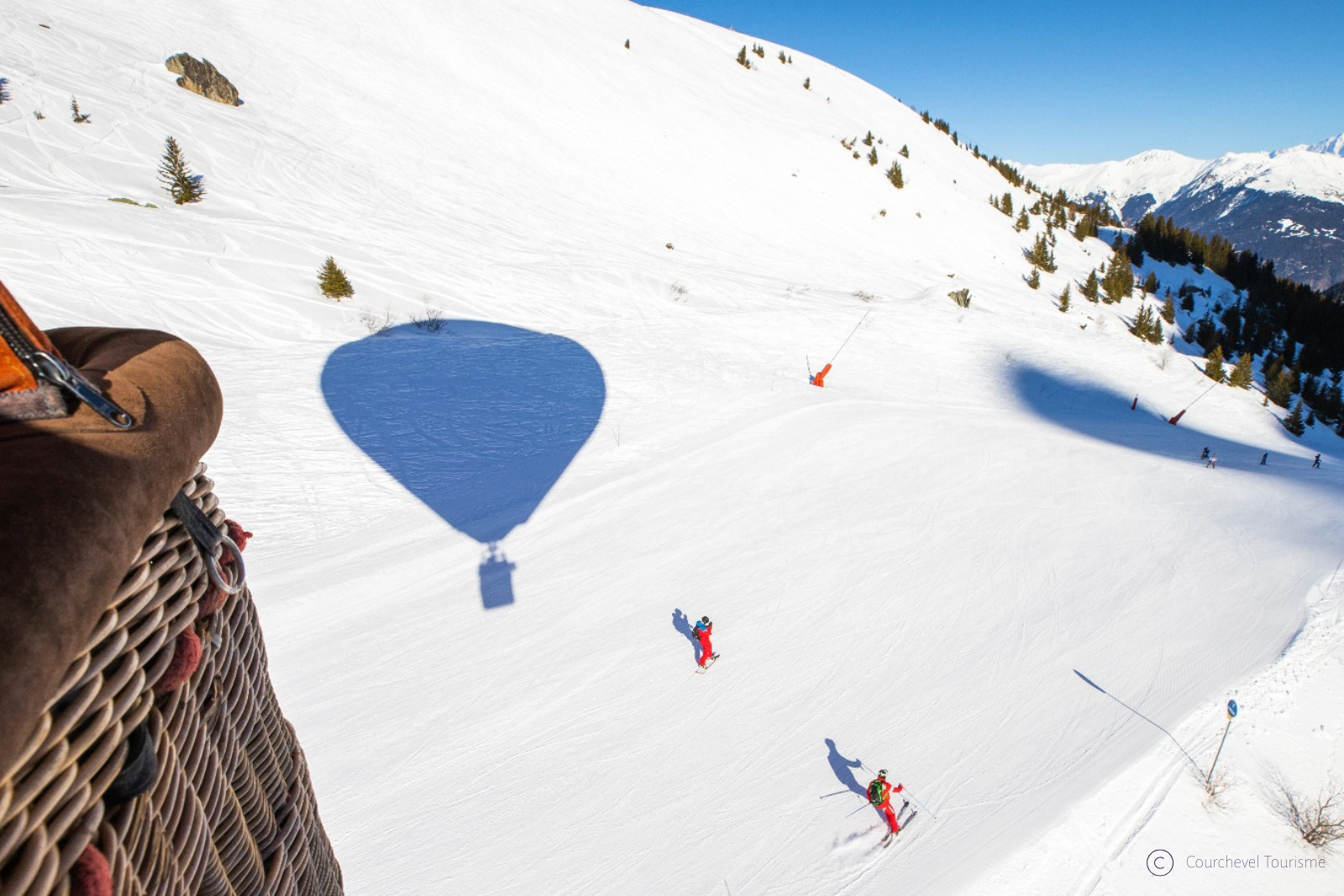 Firmatur til Courchevel med skikjøring, langrenn, fatbike, paragliding, luftballong og spektakulære alpine opplevelser i Les Trois Vallées.